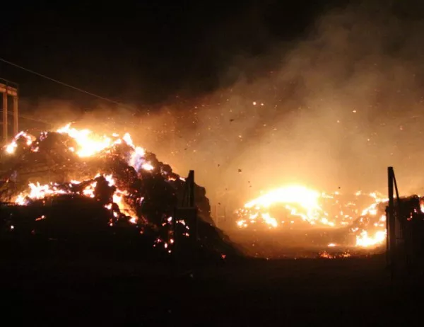 Пожари в Сливен вдигнаха на крак куп пожарникари (ВИДЕО)