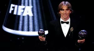 СНИМКА: Модрич шокира - ползва телефон за 100 евро