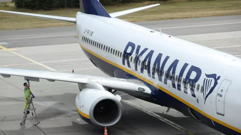 Започва проверка по случая със свалената от Ryanair майка на малко дете