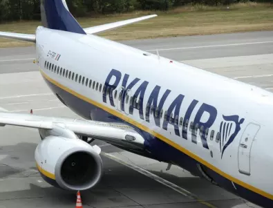 Екоактивисти забиха торта в лицето на директора на Ryanair (ВИДЕО)