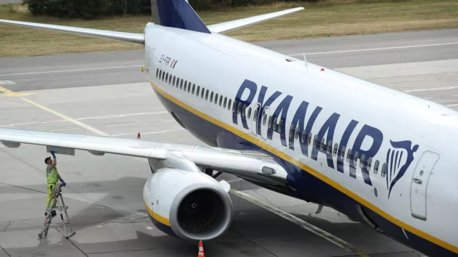 Екоактивисти забиха торта в лицето на директора на Ryanair (ВИДЕО)