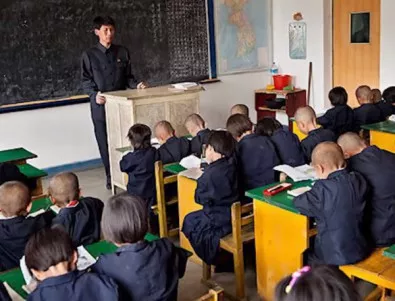 Вижте как изглеждат училищата в Северна Корея (ВИДЕО)