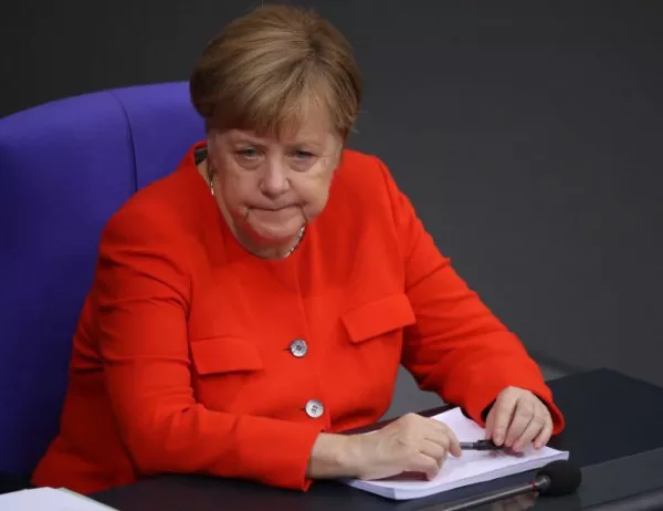 На Меркел ѝ се наложи да търси нов самолет след катастрофа на пистата