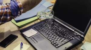 Какво да направите, ако разлеете вода върху лаптопа си