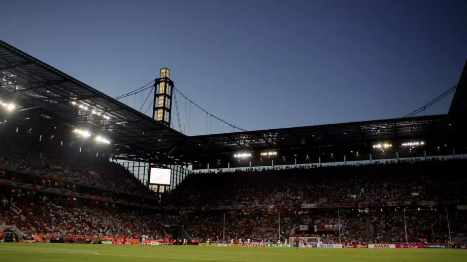Кьолн запълни трибуните на празния си стадион с фенски шалове и фланелки