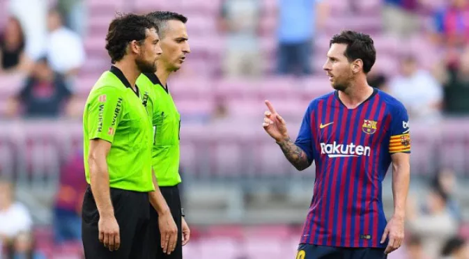 Половината отбор на Барселона е с картони заради спор със съдията