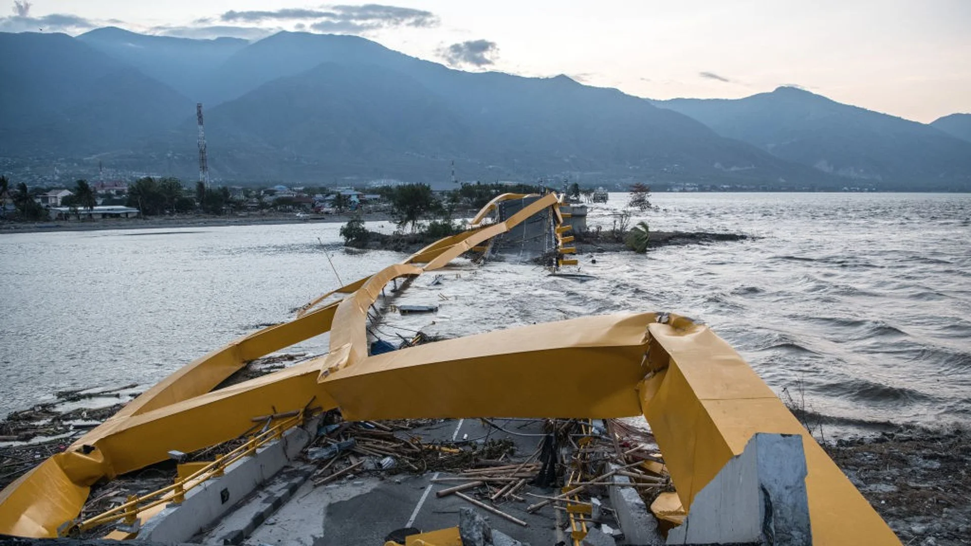 Десетки загинаха при свлачище и наводнение в Индонезия