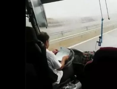 Шофьор на автобус разписва документи, докато кара (ВИДЕО)