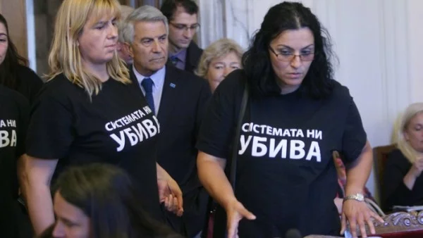 Майките на деца с увреждания напуснаха срещата с властта, започват протести