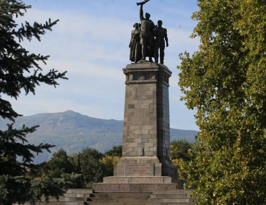 От ГЕРБ винят опозицията в СОС, че в криза се занимават с паметник