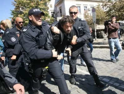 Граждани опитаха да нахлуят в Столична община, има арестуван (ВИДЕО)