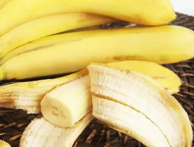 Защо всички градинари прилагат поливането с бананови кори?