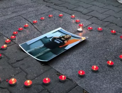 Граждани почетоха убитата Виктория Маринова с бдения в цялата страна (ВИДЕО)