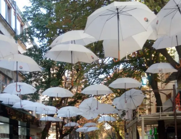 Свалиха емблематичните чадъри от центъра на Благоевград (СНИМКИ)
