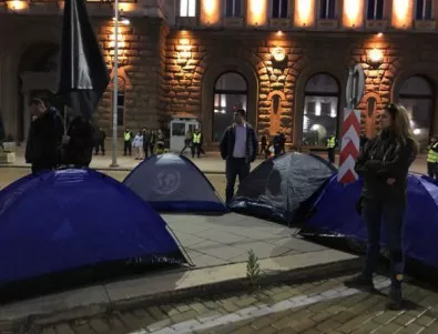 Протестиращите майки изкараха нощта на палатки пред Министерски съвет