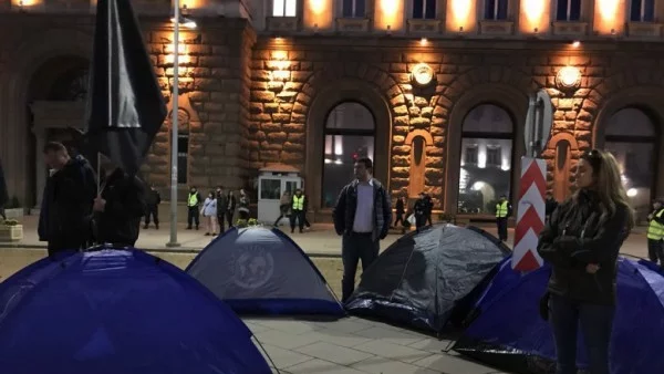 Протестиращите майки изкараха нощта на палатки пред Министерски съвет