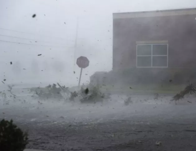 Мощна буря остави десетки хиляди без ток в Луизиана