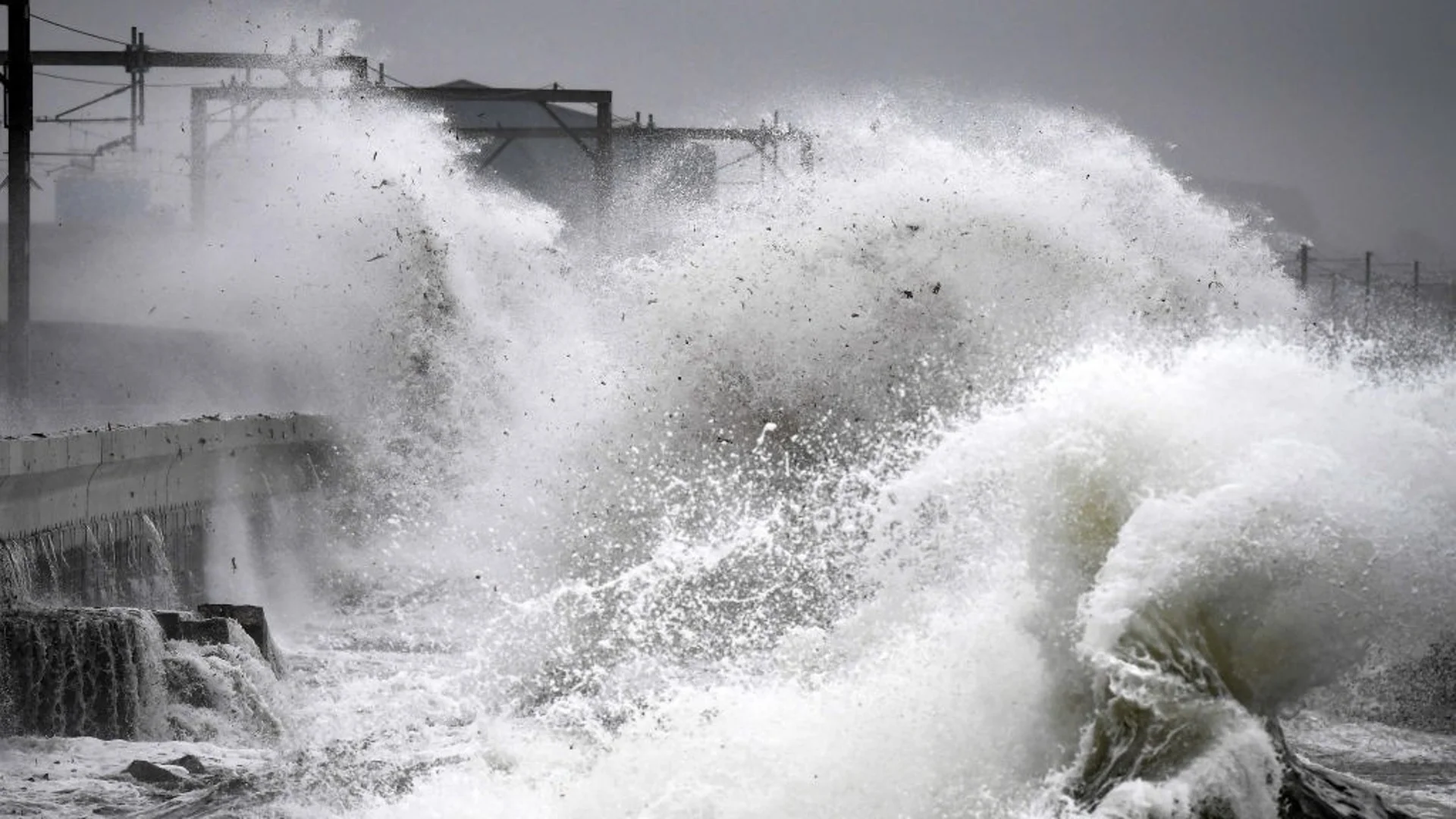 Вълните заливат Сочи: 7 метра морски ужас (ВИДЕО)