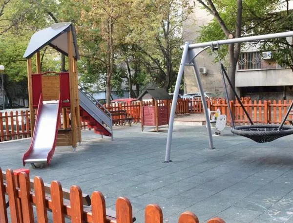 Откриха официално спорна детска площадка в центъра на Пловдив