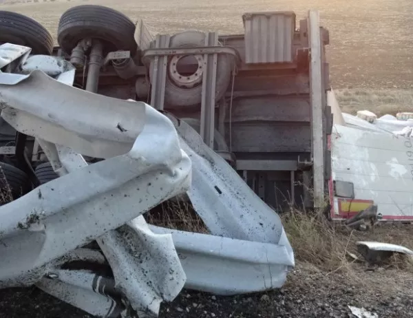 28 души загинаха при тежък пътен инцидент в Индия