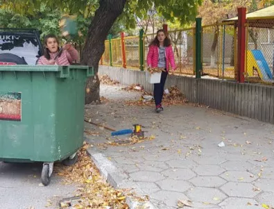 Деца за пример от Асеновград - ежедневно чистят пред дома си