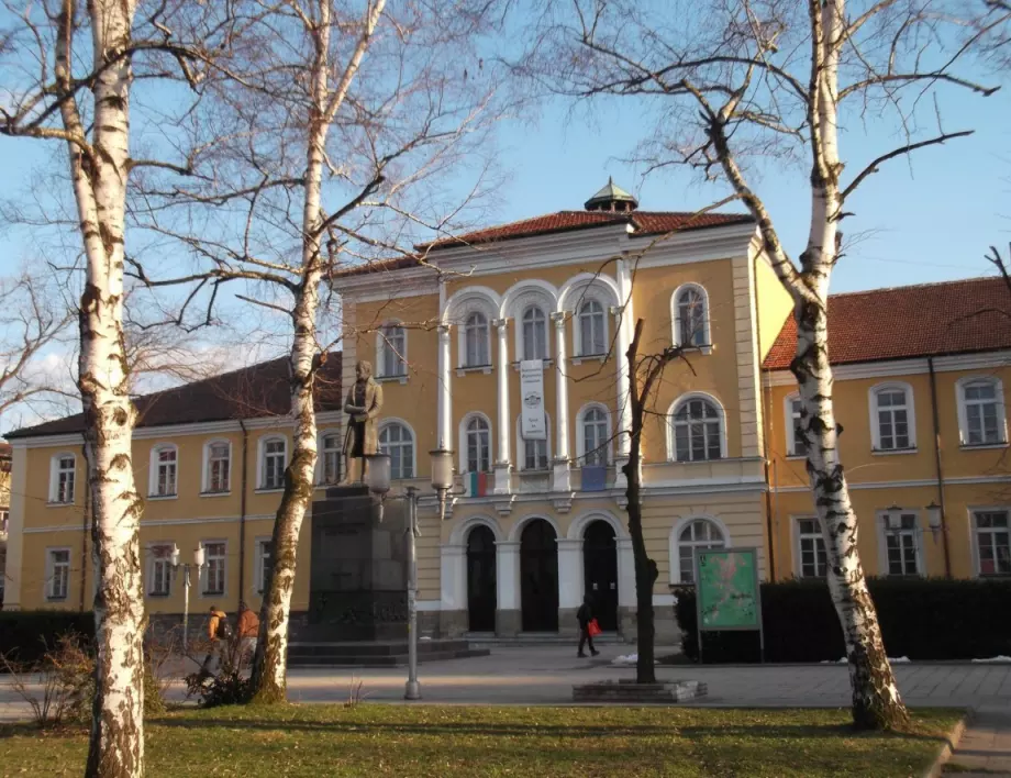 Къде се намира най-старото училище в България