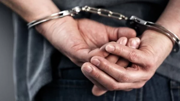 Крадецът на статуята на Аполон остава в ареста