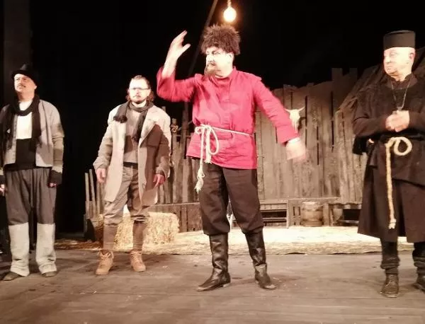 Тончо Токмакчиев в пиесата "Мрак" на бургаска сцена