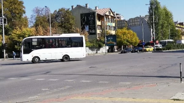 Градски рейс във Варна катастрофира, ранени са седем души