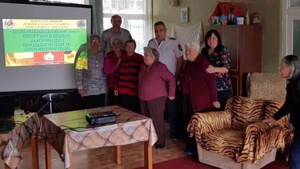Срещи с възрастни хора за пожарна безопасност през отоплителния сезон