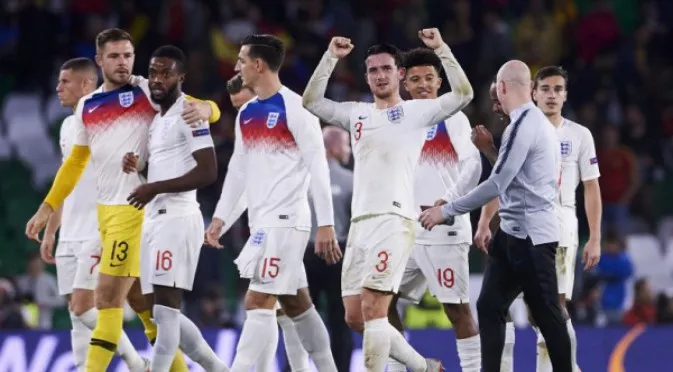 Играчите на Англия се забавляват след победата над Испания (ВИДЕО)