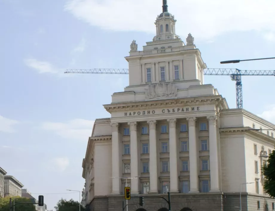 Писмо до Караянчева: На сградата на Народното събрание трябва да е държавният герб, не комунистически