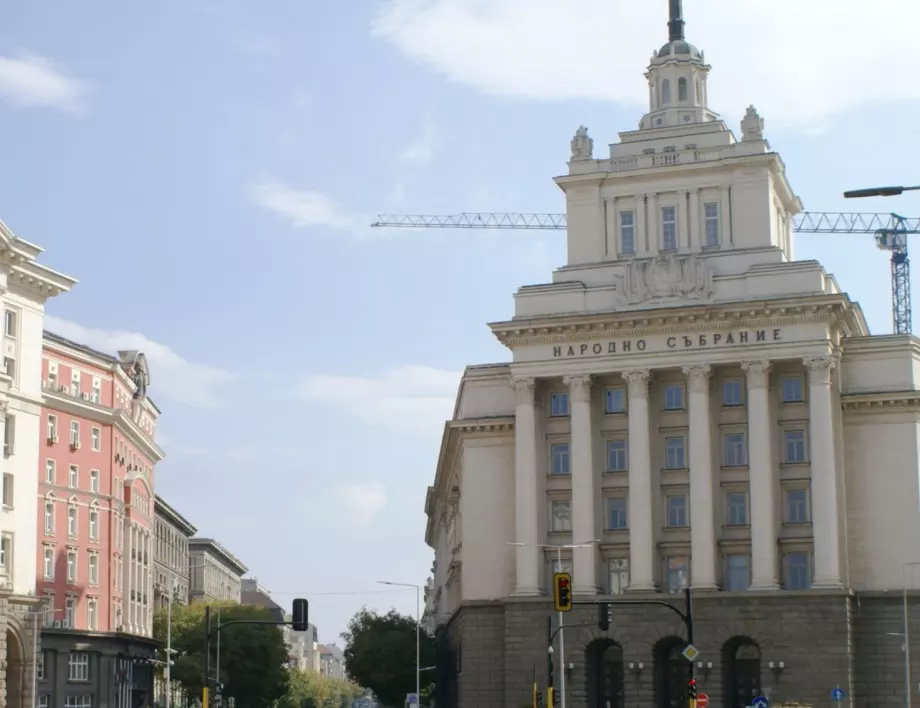 Подпален е Партийният дом в центъра на София