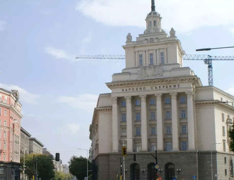 Подпален е Партийният дом в центъра на София