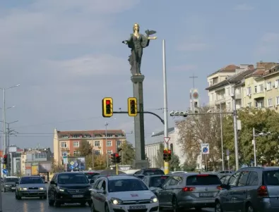 Мъж се опита да превърже очите на статуя в София