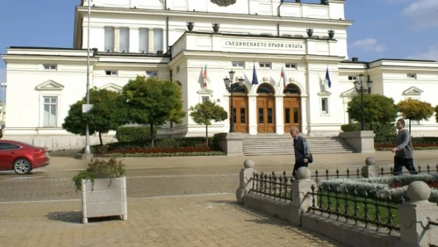 Управляващите "опраскаха" машинния вот, след 3 дни ще го довършат 