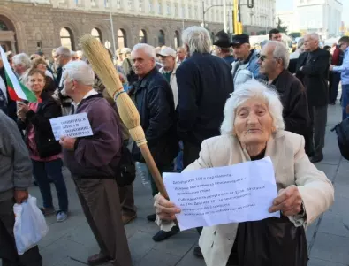 Хиляди пенсионери са ощетени с парите си за старост