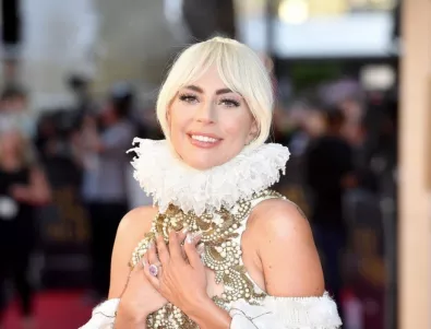 Лейди Гага се отърва без контузии след падането от сцената