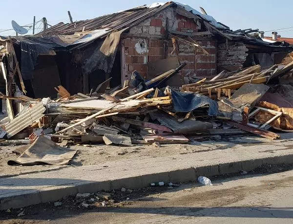 Багери сринаха незаконни къщи в "Шекер махала" в Пловдив