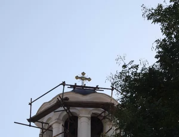 Нов кръст краси църквата "Свети Георги" в село Белозем