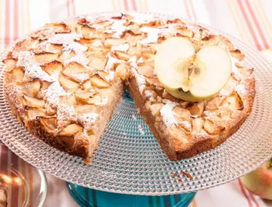 Вкусен и адски лесен ябълков сладкиш - гарантираме ви, че ще стане от любимите ви десерти!