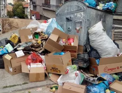 Преливащи контейнери в Асеновград – по график или заради недостиг на пари
