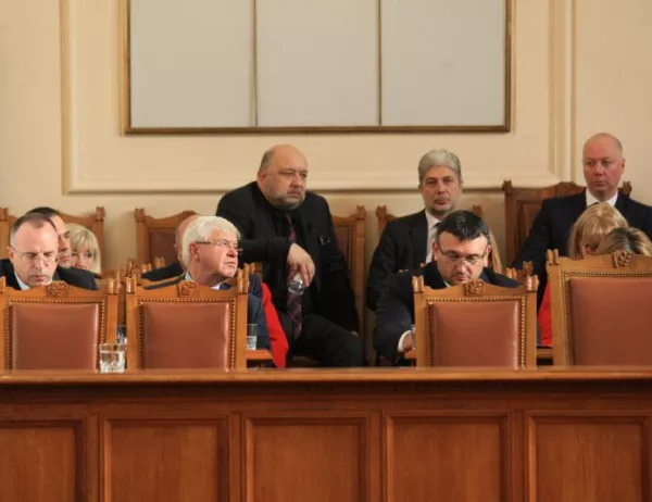 Докато Борисов "духом е в НС", управляващи и опозиция спорят за вота на недоверие