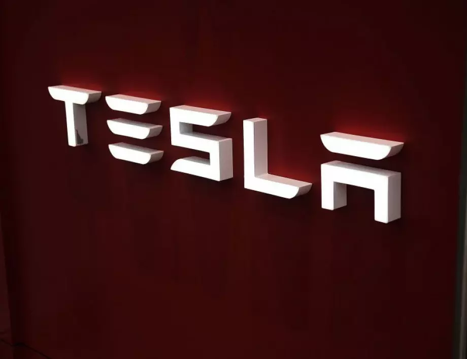 САЩ разследват "Тесла“ заради системата за автопилот