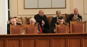 Управляващи и опозиция обсъждат вота на недоверие в отсъствието на Борисов