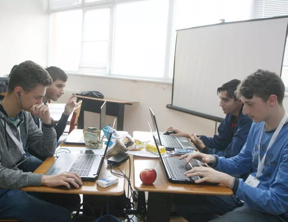 Близо 5500 българчета ще продължат висшето си образование в чужбина
