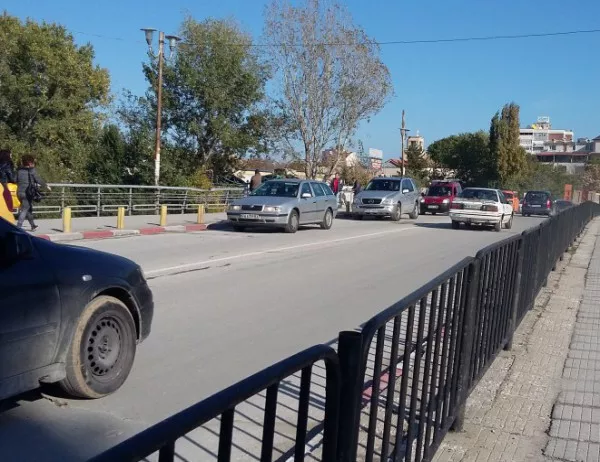 Премахват бетоновите колчета на моста при пазара в Асеновград