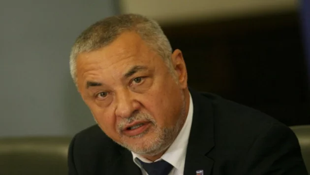 Естествено, че блъфира – хулиганче със спрей в ръка на улицата