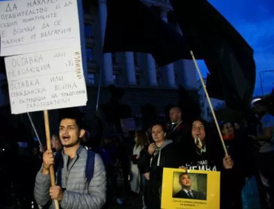Протестите с искане за оставката на Симеонов продължиха и вечерта (Снимки)