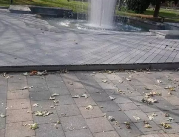 Вандали откраднаха 50 струйника и лайсни от Водната каскада в центъра на Плевен